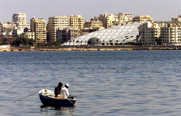 قارب صيد .. بالقرب من مكتبة الاسكندرية في مصر